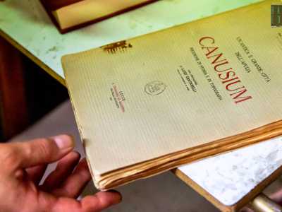 Gianluigi mentre comincia a parlarci del restauro dei libri antichi: una passione trasmessagli dal padre. A tal riguardo ci mostra alcune pubblicazioni del 1925 appena salvate...
